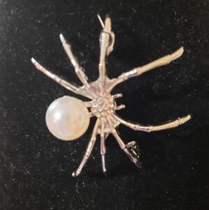 New Elegant Silver Spider Brooch with Pearl Accent
